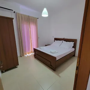 Pasqyra , Ksamil Albánie
